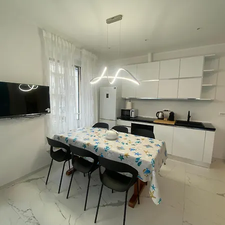 Caruggio Albycocco - Exclusive * Alassio